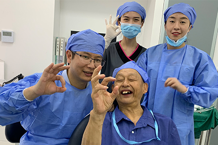 冯观保给患者微创完成种植手术后留影