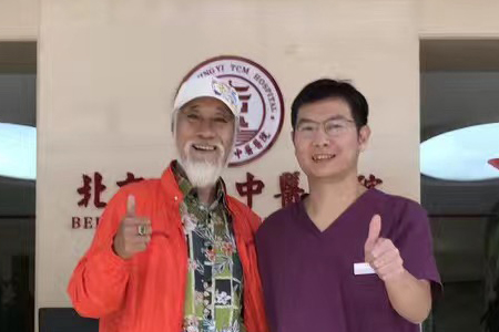 冯观保给著名影星侯桐江先生完成种牙后合影