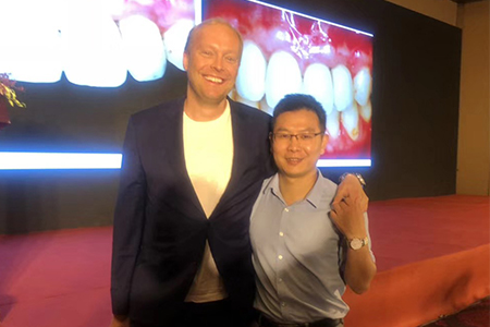 冯观保与德国柏林大学口腔修复科主任Prof.Dr.Florian Beuer学习交流时合影