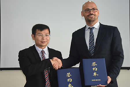冯观保与德国法兰克兰大学口腔种植博士klein签曙学术会作协议