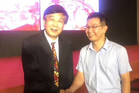 冯观保与北大口腔医院种植科主任林野教授学习交流时合影